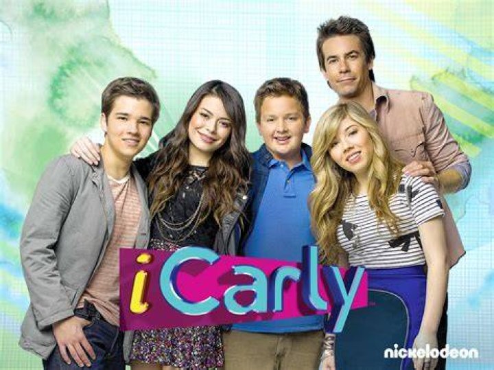 iCarly's Miranda Cosgrove and soap star Max Ehrich enjoy an evening