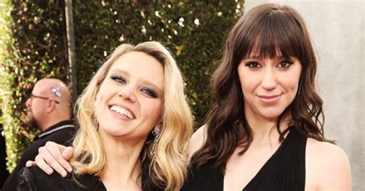 Kate McKinnon and Sister Walk the Red Carpet at the 2020 Golden Globes