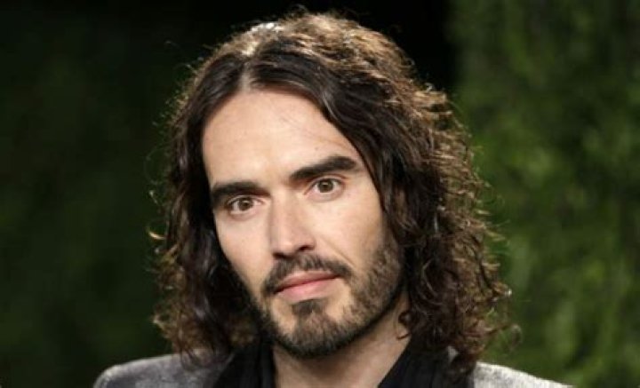 Russell Brand Height, Weight, Body Measurements, Shoe Size